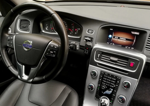 Volvo V60 Cross Country cena 61700 przebieg: 230000, rok produkcji 2018 z Opoczno małe 704